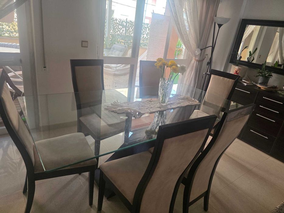 Mesa com 6 cadeiras + aparador