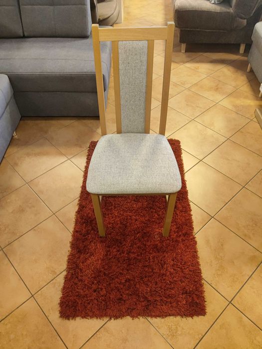 Wyprzedaż rocznika 2025 stół z czterema krzesłami