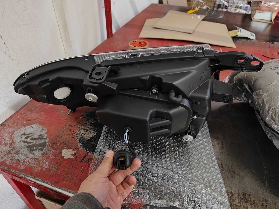 Передні фари оптика MITSUBISHI PAJERO мітсубісі паджеро 99-06р LPMI08