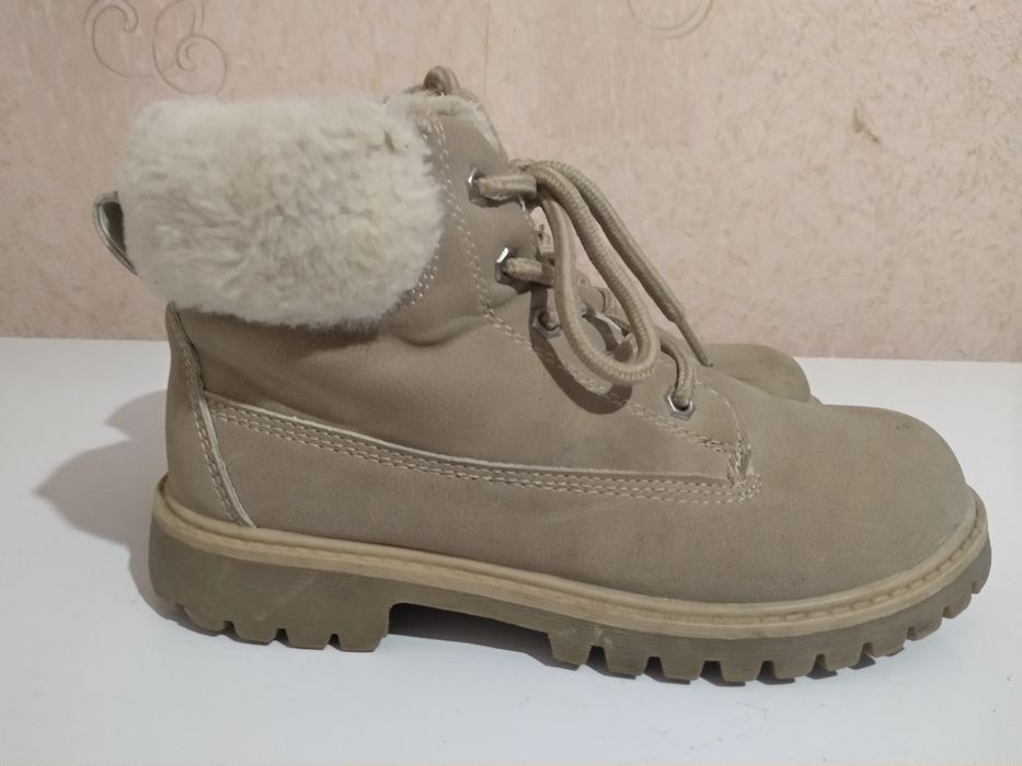 Продам демисезонные ботинки для девочки р. 31, стелька 20 см.