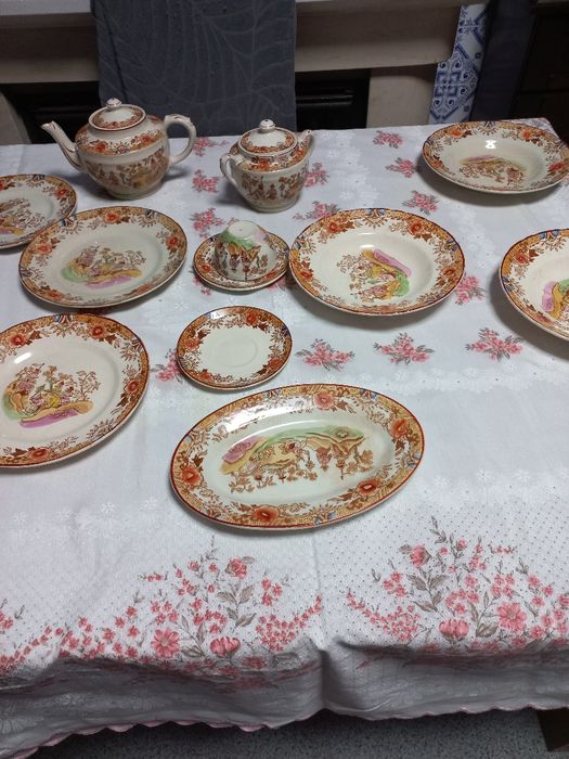 Conjunto de loiça antiga