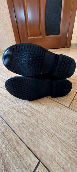 Лакові черевики.