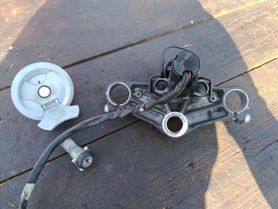 Zestaw startowy Yamaha YZF 125 r 08 - 14 stacyjka korek paliwa półka