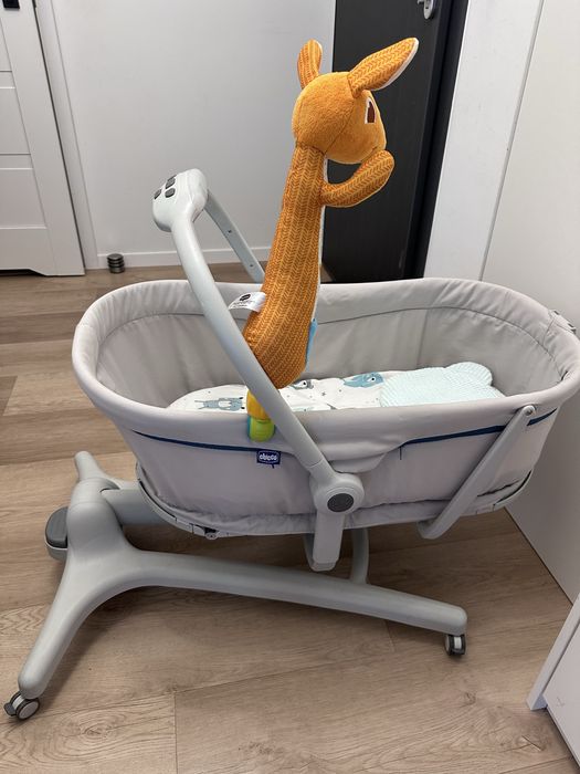 Łóżeczko Chicco Baby Hug plus materacyk i zabawki