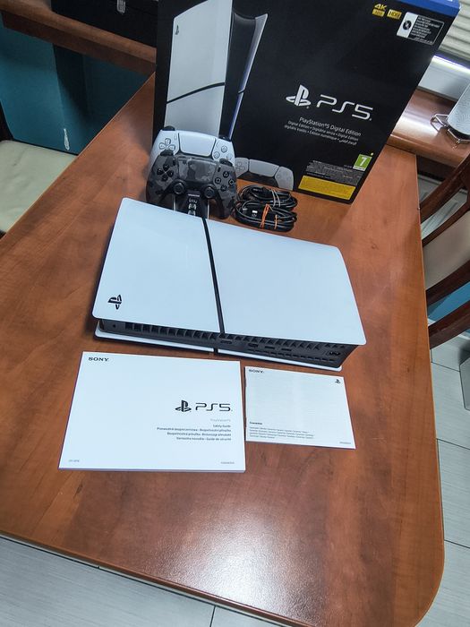 Ps5 dwa pady plus stojąca ładowarka stan idealny