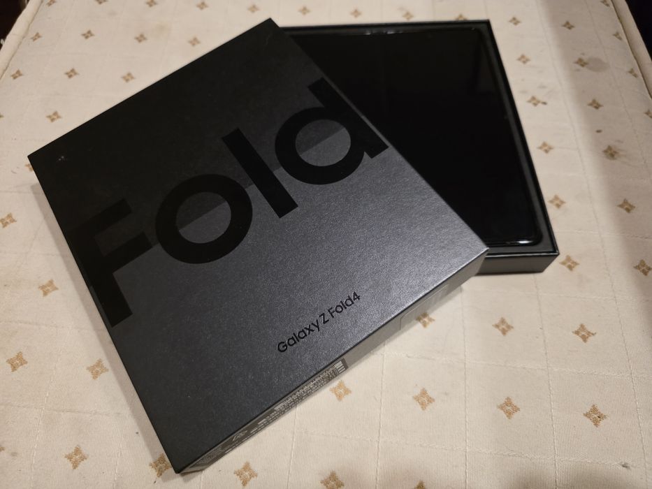 Samsung Galaxy Z Fold 4 512GB – Como Novo (Ecrãs e Baterias Novas / Of