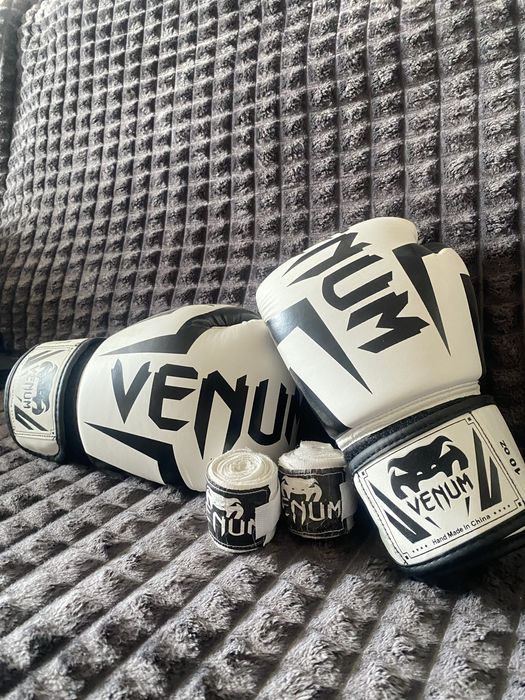 Боксерские перчатки Venum 10 oz