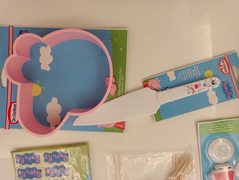Zestaw urodzinowy Świnka Peppa dekoracje tort foremka, nóż, toppery,