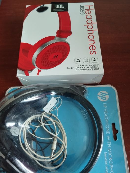 Беспроводные Bluetooth и проводные наушники.