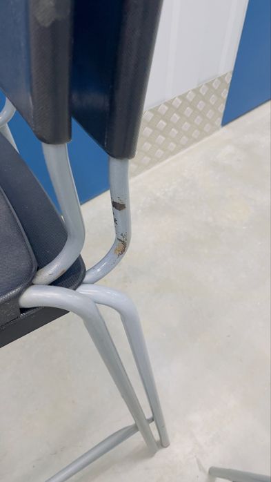 Cadeiras altas de metal e plastico