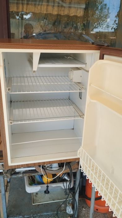 Frigorífico pequeno em bom estado
