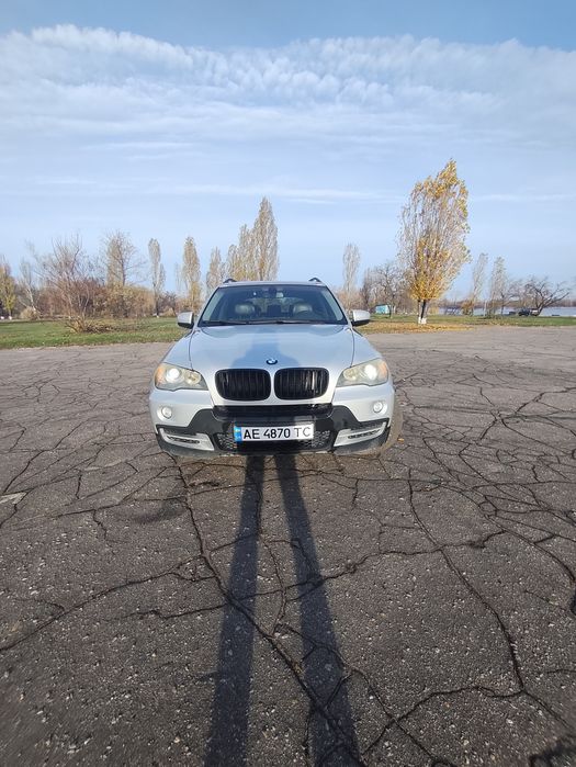 Автомобиль в хорошем состоянии 
Пробег 320
Новый АКБ 
Коробка работает отлично 
Заменено масло в редукторах раздаткае
Резина зима новая 
Салон черная кожа. 
4 зонный кламат работает 
Подогрев всех сиденей 
Мотор после капиталки