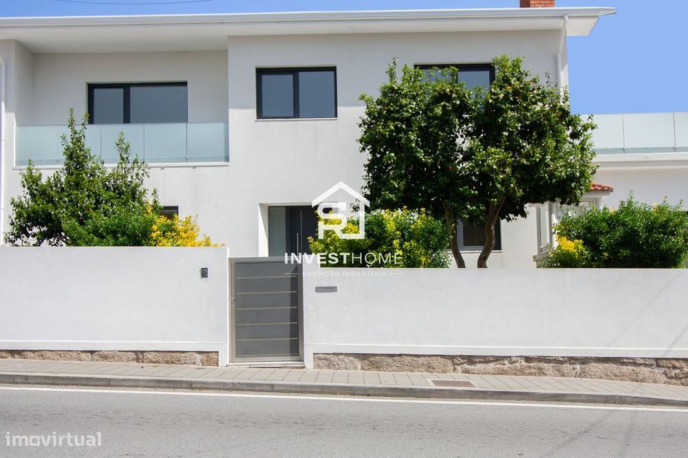 Moradia T5 | Renovada | 4 Frentes | 2 Suites | Jardim | Terraços