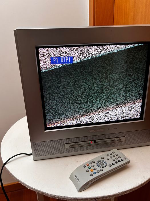 TV Grundig Elegance 15 Flat MF 40-2501/5 TEXT a cores, com comando.