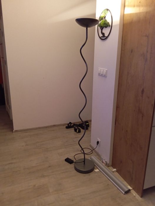 Lampa podłogowa z żarnikiem regulacja natężenia światła