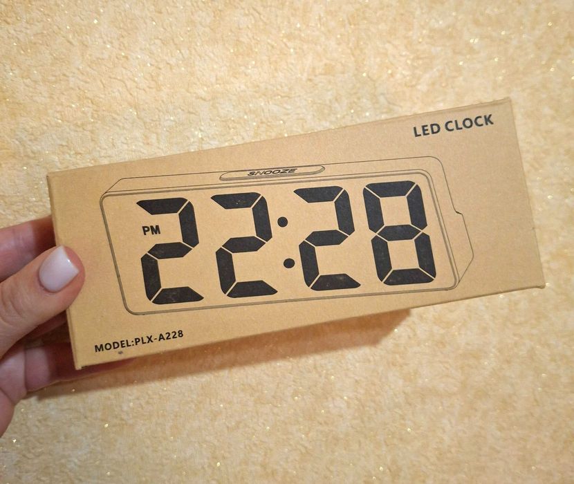 Годинник настільний LED на батарейках та USB