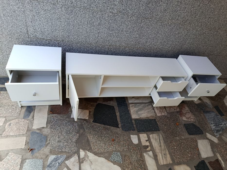 Rack branco com gavetas e duas mesinhas de cabeceira com dois meses de uso