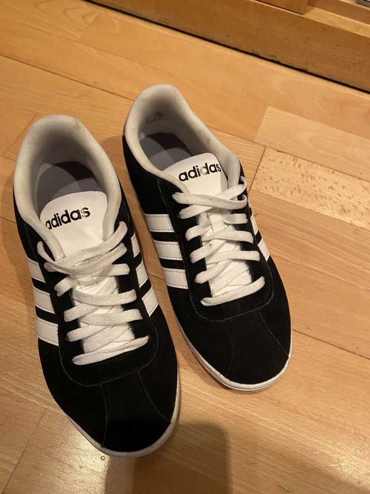Adidas pretas cheap e brancas