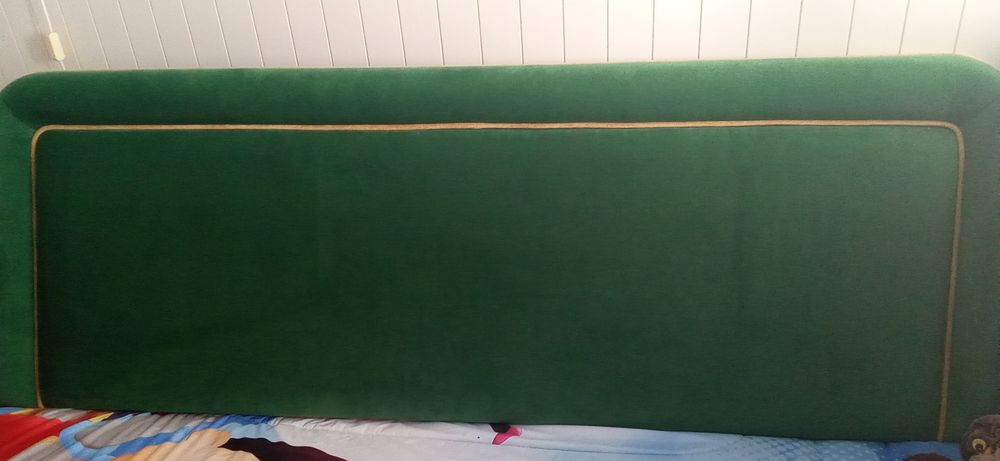 Cabeceira de cama em veludo verde