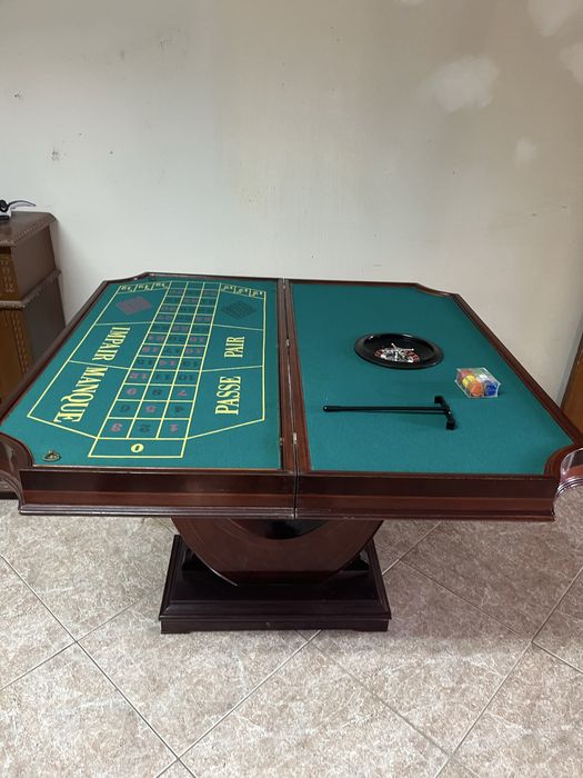 Mesa de jogo  e sala