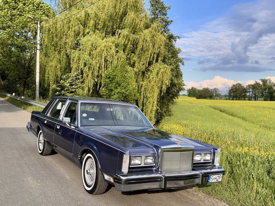 Niebieski Lincoln Town Car 5.0 V8 1984