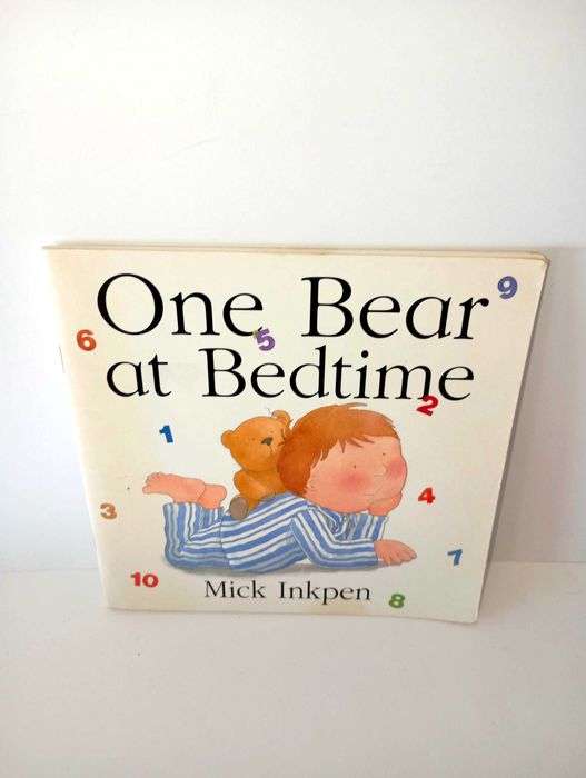 One Bear at Bedtime - Livro em Inglês