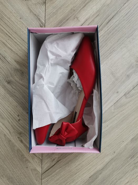 Czerwone buty, czółenka z kokardą