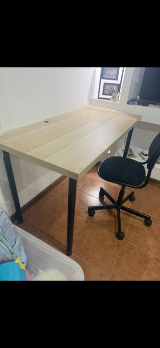 Secretaria com cadeira em muito bom estado