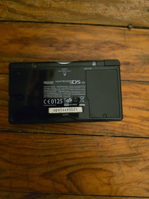 Nintendo ds lite vem com 1 jogo