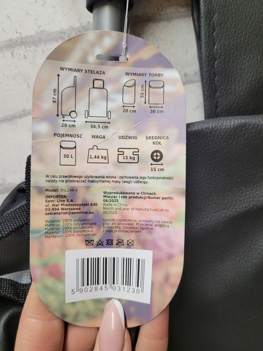 Czarny, składany wózek na zakupy marki Semi Line.  Lekka konstrukcja.