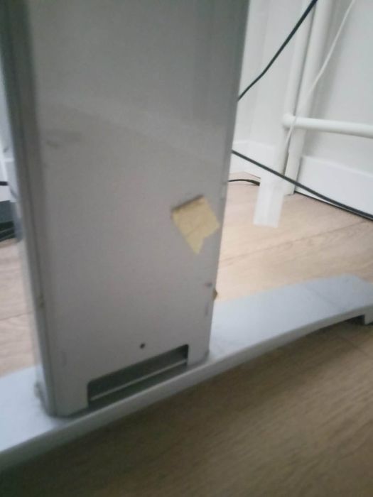 Biurko z prowadnicą na kable