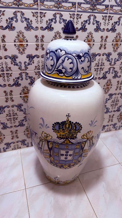 Hand-painted porcelain pot