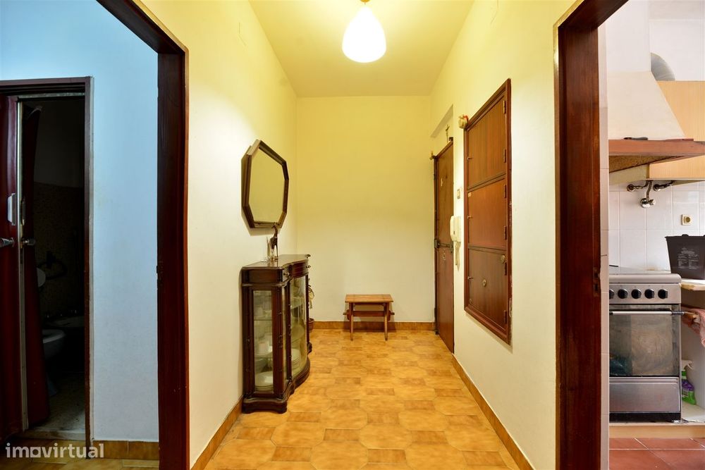 Apartamento T2 para remodelar em Porto Salvo, Oeiras