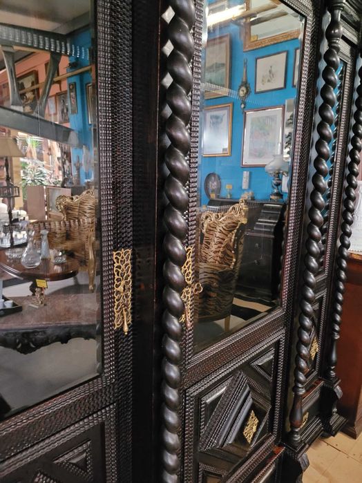 Livreiro antigo em madeira maciça trabalhada - ótimo estado