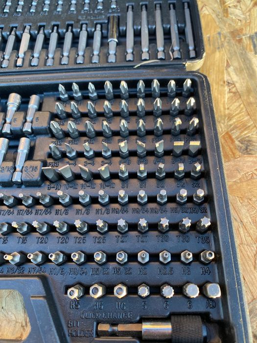 Універсальний набір біт на 208 предметів пластиковому кейсі