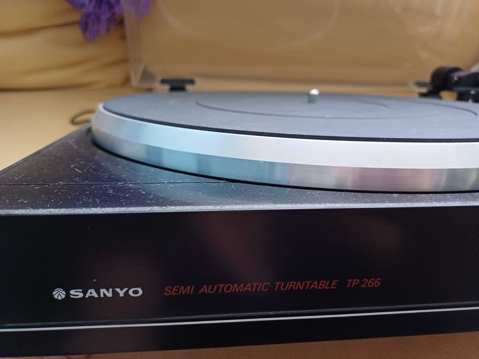 Aparelhagem com gira discos, 2 decks de cassetes, radio Sanyo