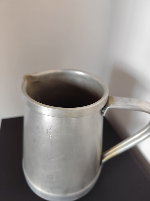 Antigo fervedor de leite e cafeteira em alumínio