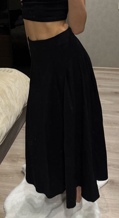 Жіноча довга спідниця чорного кольору