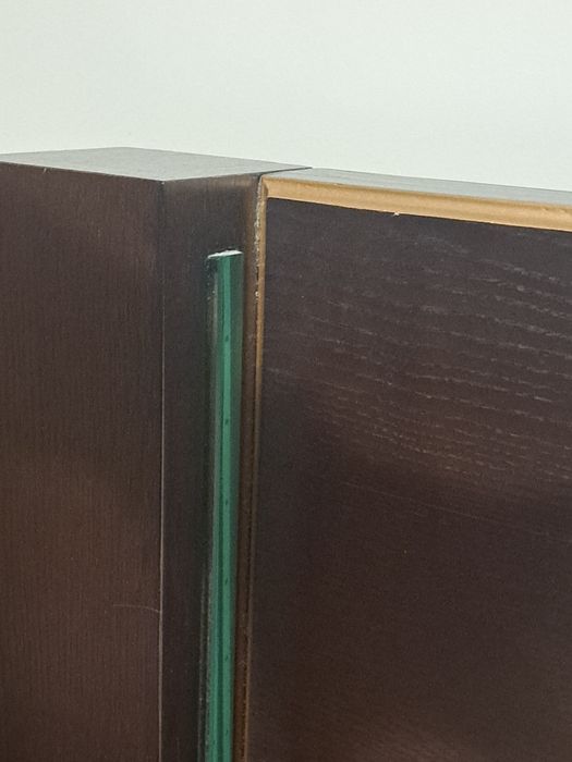 Cama de casal,  cor castanho escuro, com iluminação.