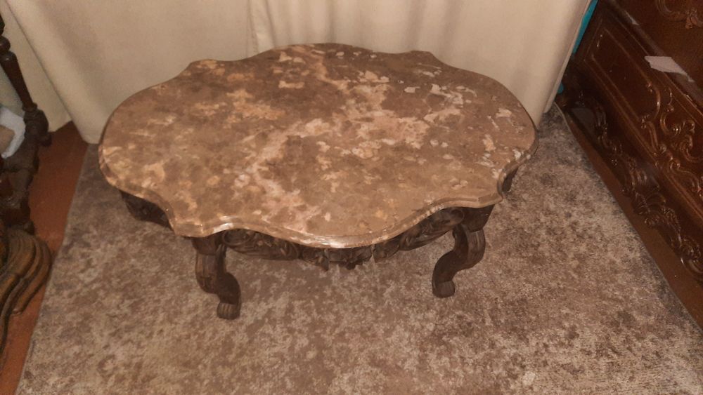 Столик з мрамором