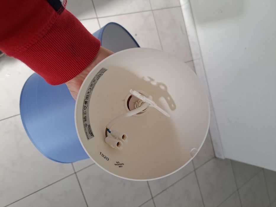 Abajur azul com o cabo para  instalação