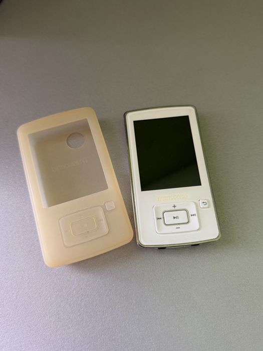 Плеєр Transcend MP870 на 8 ГБ вбудованої пам'яті