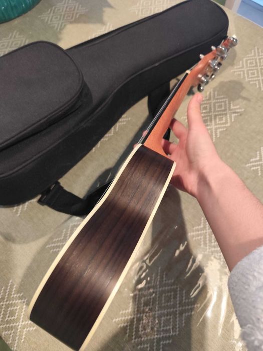 Ukulele Egmond + Capa de Transporte