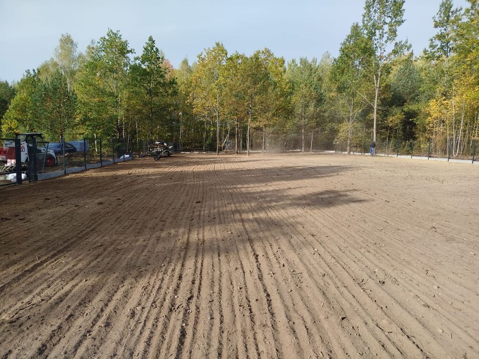 Niwelacja terenu, trawniki, systemy nawadniania, płoty panelowe