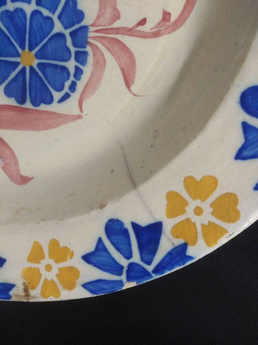 Faiança - Grande prato em faiança pintado à mão