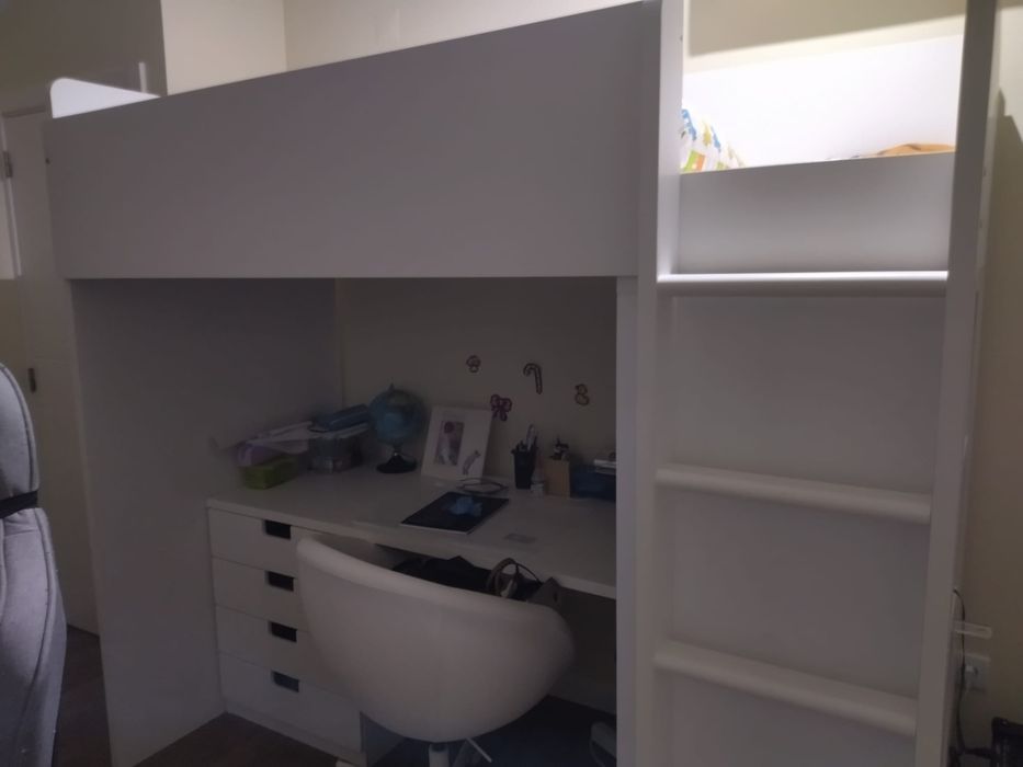 Cama alta com secretária Ikea