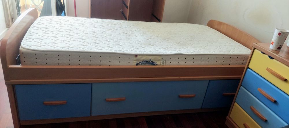 Cama individual em madeira