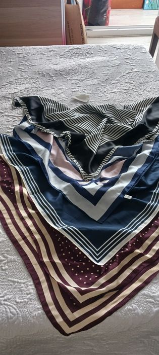 Lenços para mulheres variadas. Preco entre 4 e 10€