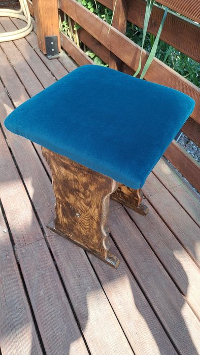 Stary stołek taboret po renowacji siedzisko pod pianino