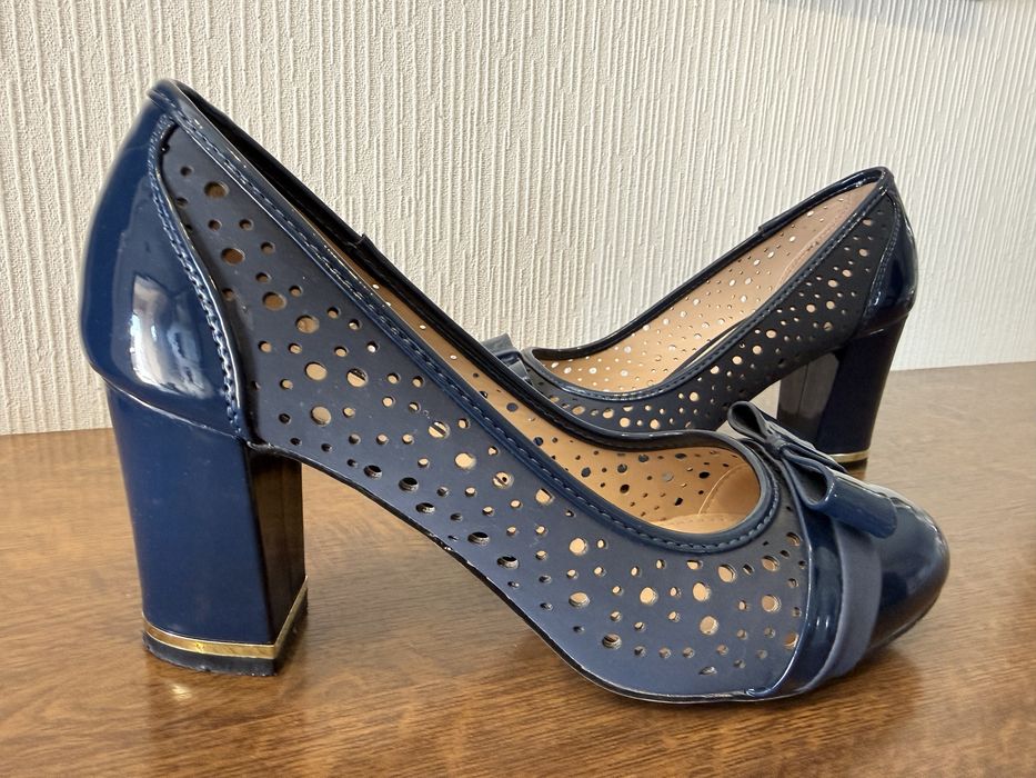 Eleganckie Buty granatowe r. 39  Clara Barson